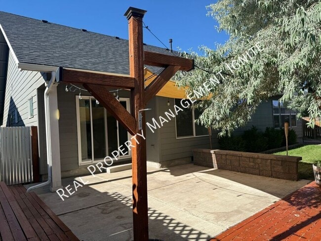 Building Photo - 451 NE Oak Ave