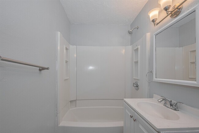 Building Photo - 4906 Larkspur St