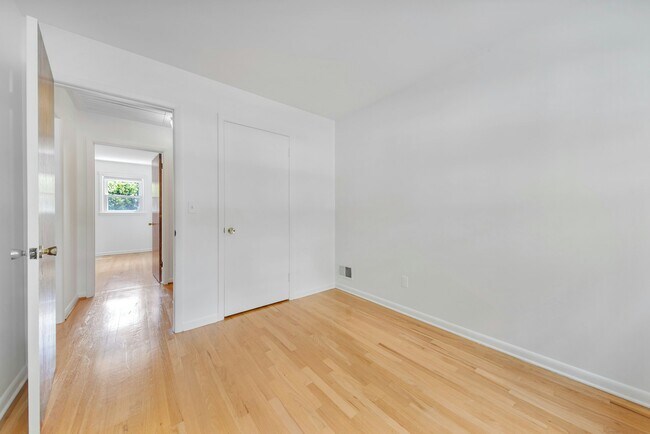 Building Photo - 516 Knickerbocker Rd