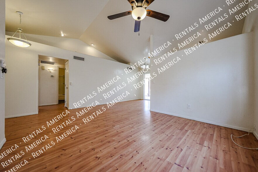 Building Photo - 2834 E Isabella Ave