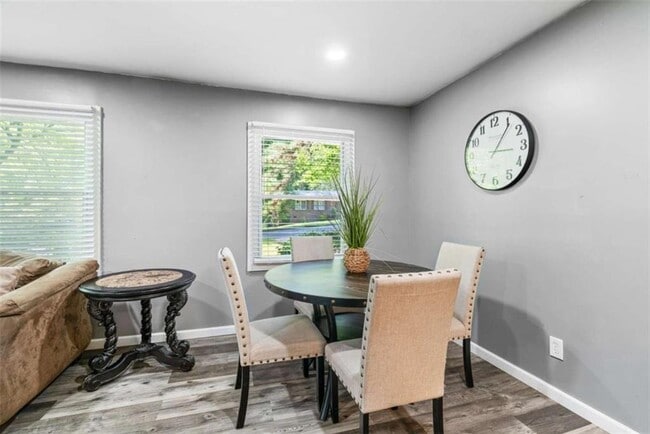 Building Photo - 2150 Meadowlane Dr SW