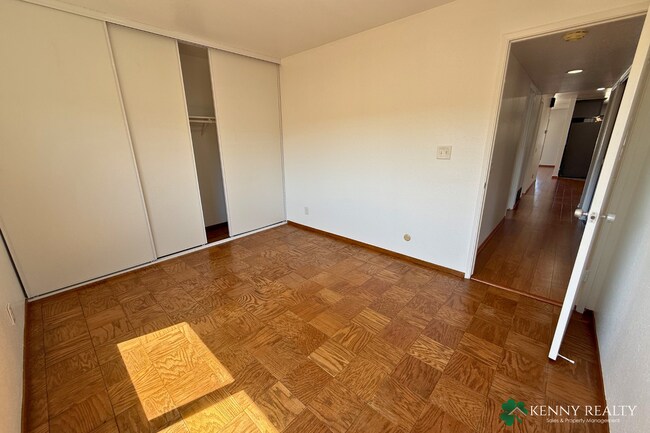 Building Photo - Large 4 Bedroom, 2 Bathroom Home with 2 Car Garage
