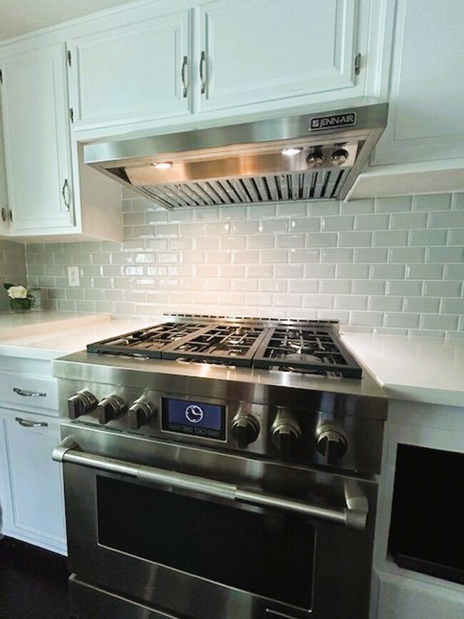 Building Photo - 4 bed 3 bath POOL on HUGE Lot!