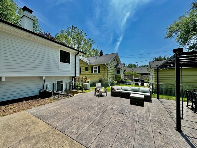 Building Photo - Home in Villa Park