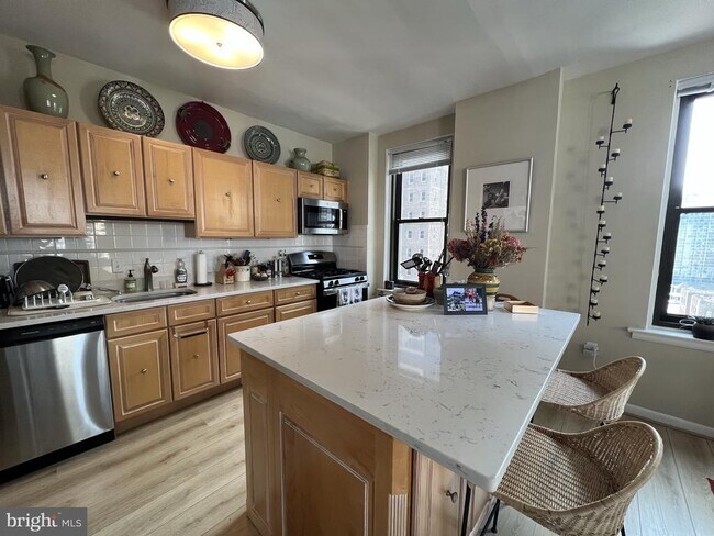 Building Photo - 135 S 19th St