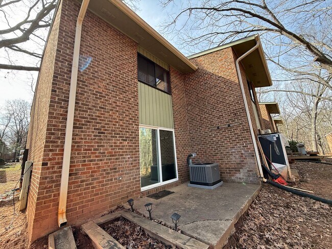 Building Photo - Charming 2BD, 2BA Raleigh Townhome in Prime Location Near I-440, NC State University, Fairgrounds...
