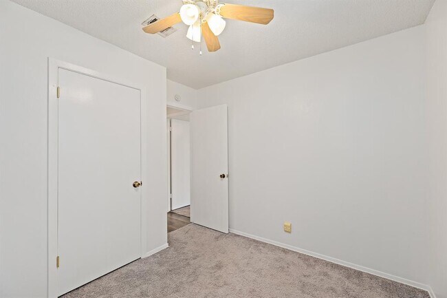 Building Photo - 806 Easy Day Cove