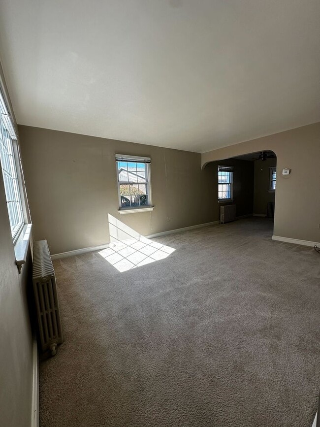 Building Photo - Spacious 2 Bedroom Home with Sunroom and Plenty of Storage!