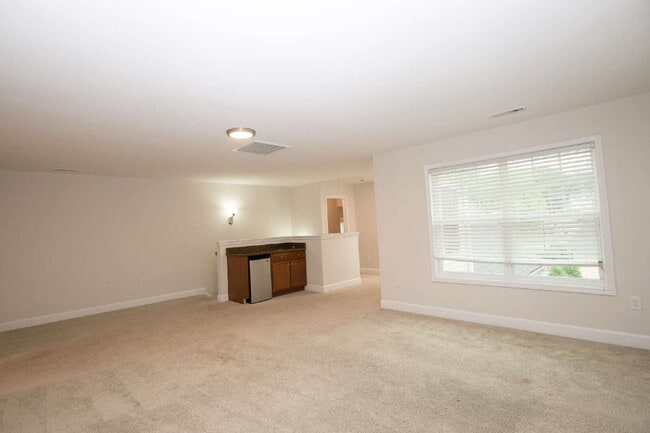 Building Photo - Charming 3 bed, 2.5 bath home with bonus t...
