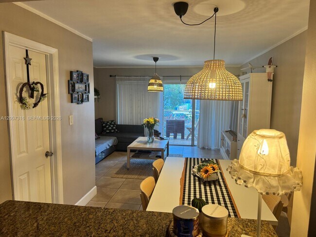 Building Photo - 9363 Fontainebleau Blvd