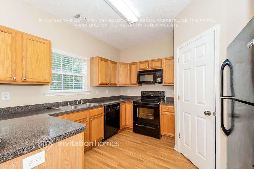 Building Photo - 23 Roxbury Ln