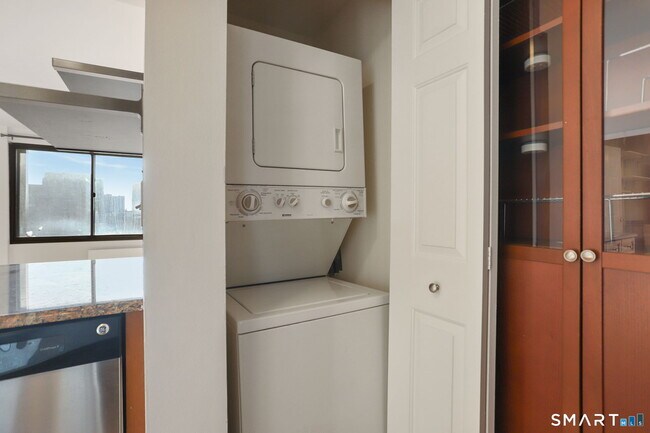 Building Photo - 300 Broad St