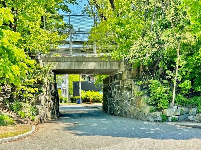 Building Photo - 12 Pond Ln