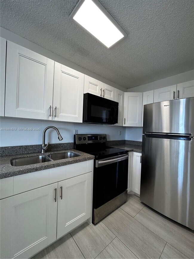 Building Photo - 1700 NW N River Dr