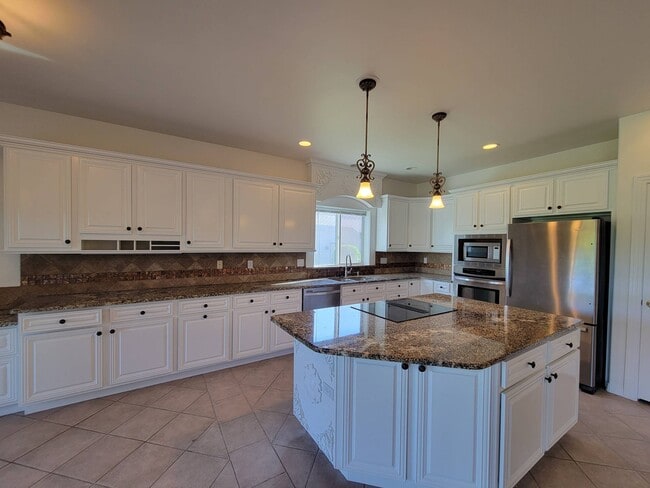Building Photo - 1200 W Canyon Lakes Dr