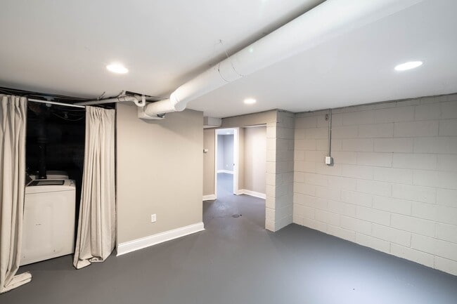 Building Photo - 3 Bed 2 Full Bath Available now at 52nd and Primrose!