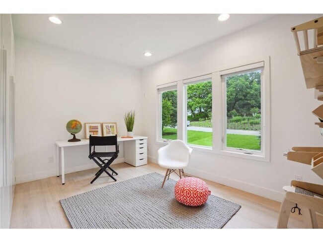 Building Photo - 209 Westwood Dr N