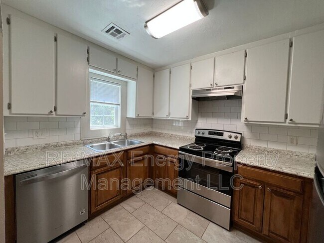 Building Photo - 2224 Doris Ave