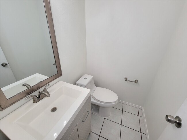 Building Photo - 8747 Fondren Village Dr