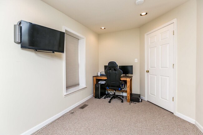Building Photo - Stylish End-of-Group 2 bd 2.5bth Home in P...