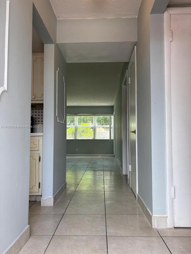 Building Photo - 1333 E Hallandale Beach Blvd