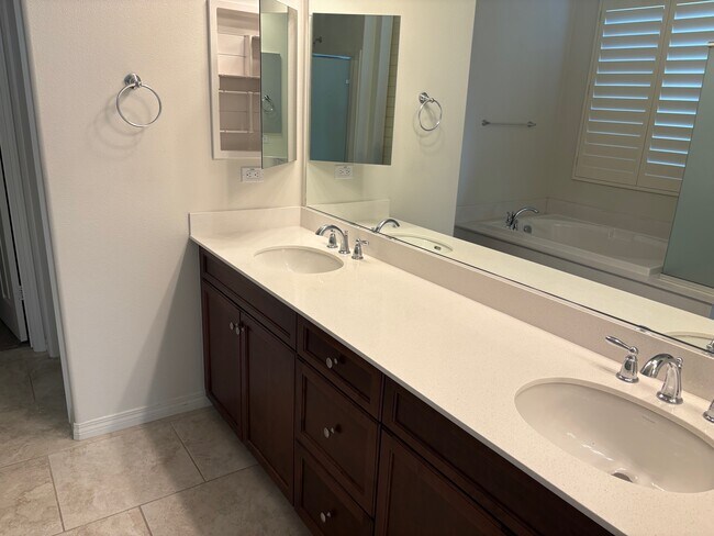 Building Photo - 43601 Brovello Dr