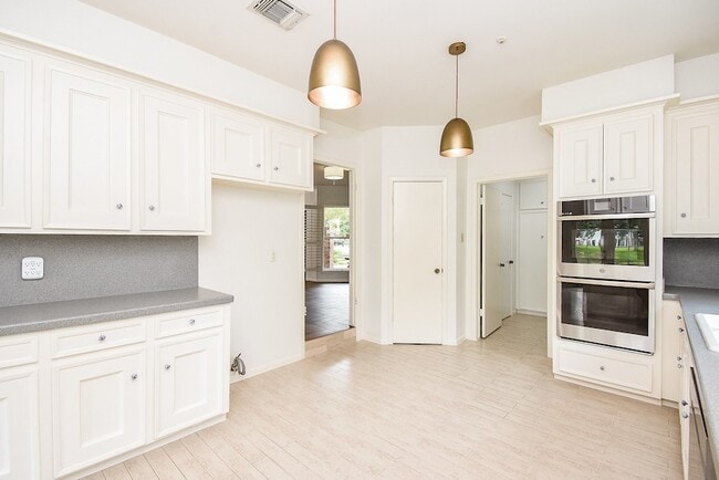 Building Photo - 1231 Creekford Cir