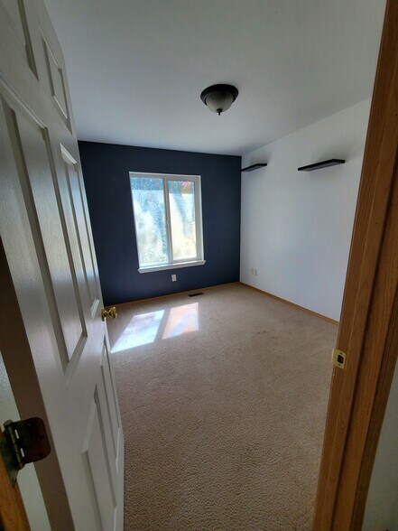 Building Photo - 505 W Shore Dr