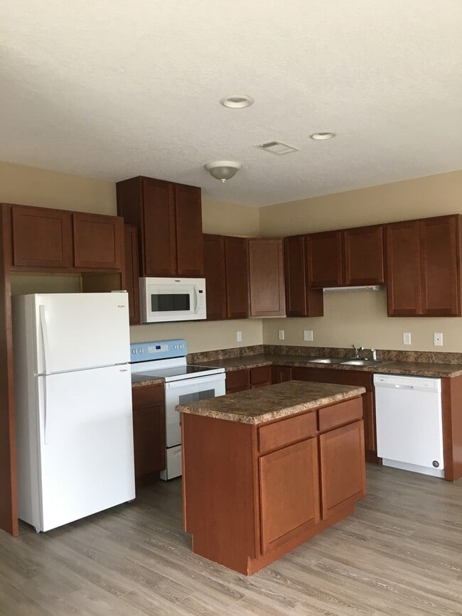 Building Photo - Great Townhome w/Easy Access to Shopping, Dining & Tyndall AFB!