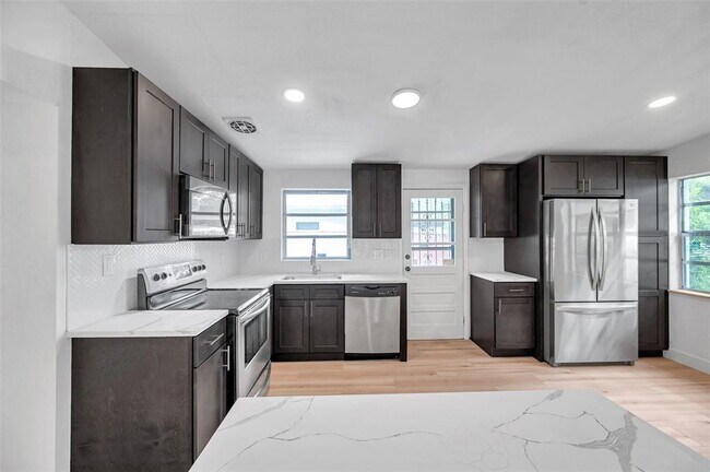 Building Photo - 209 Southeast Jefferson Cir N