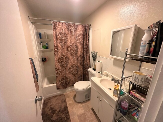 Building Photo - 2nd Flr 2 Bed 1 Bath Apt w/ Hardwood And T...