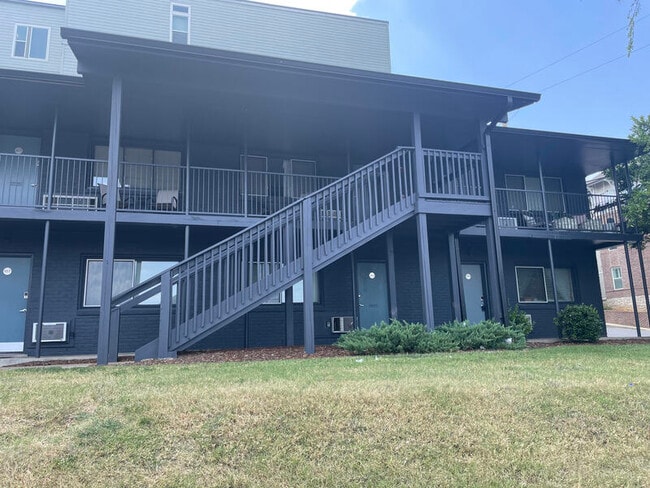 Building Photo - 803 Hillview Heights