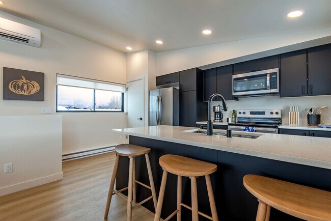 Building Photo - 27 4th St E