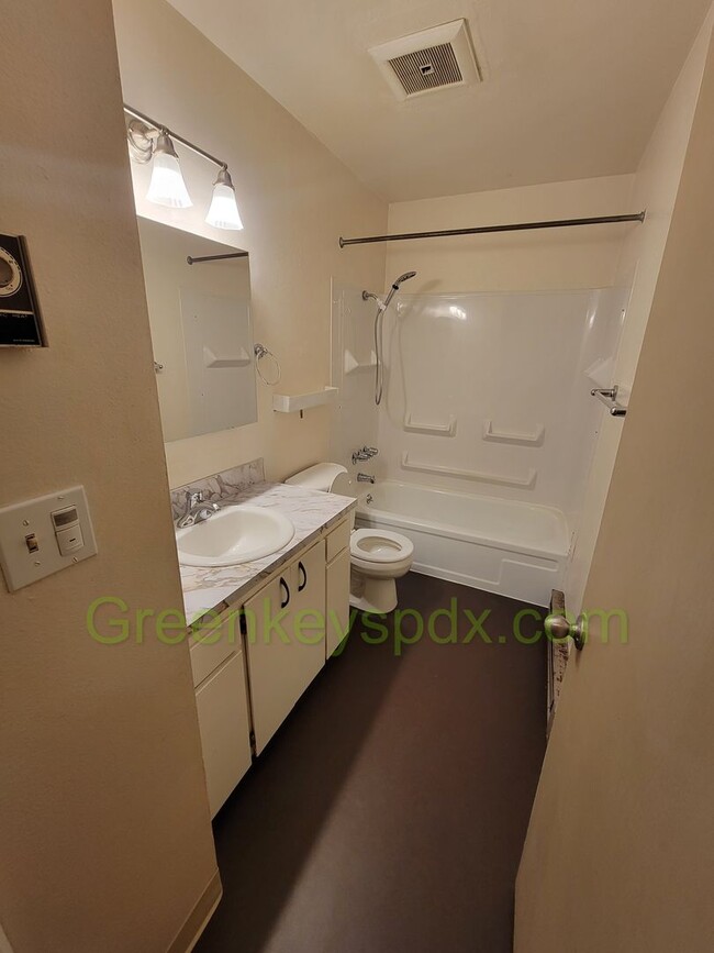 Building Photo - 2 Bedroom 2 Bath Unit in St.Johns with Ful...