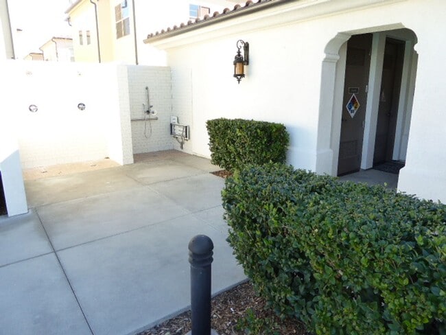 Building Photo - 4-Bedroom Home in the Gated Villa Metro Community!