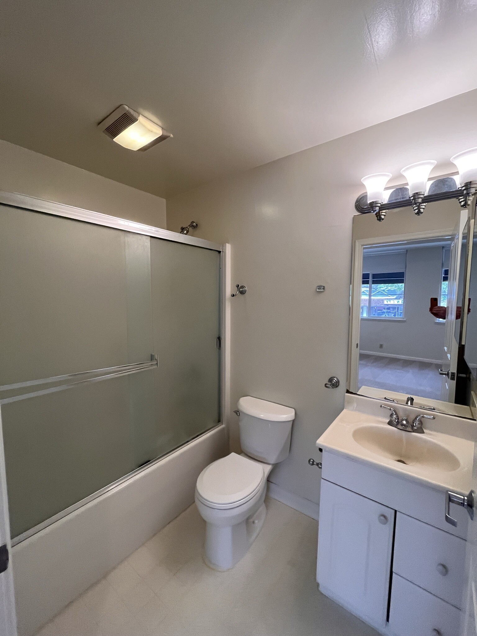 Primary En Suite Bathroom - 654 N Santa Cruz Ave
