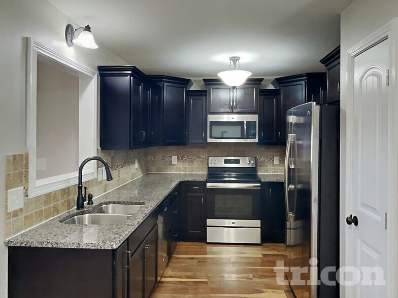 Building Photo - 676 Ellie Nat Dr