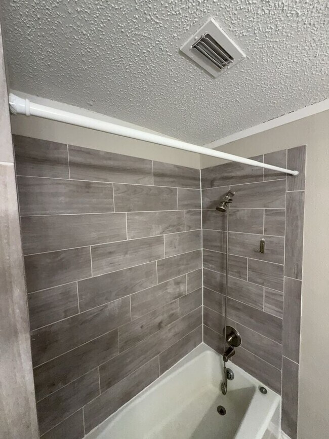Building Photo - Spacious 3-bed/2-bath Townhome!
