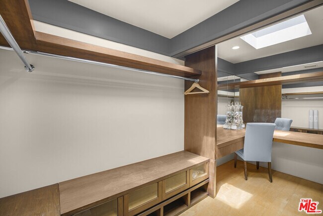 Building Photo - 9892 Beverly Grove Dr