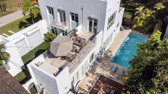 Building Photo - 696 NE 68th St