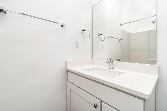 Building Photo - 256 Manhattan Blvd