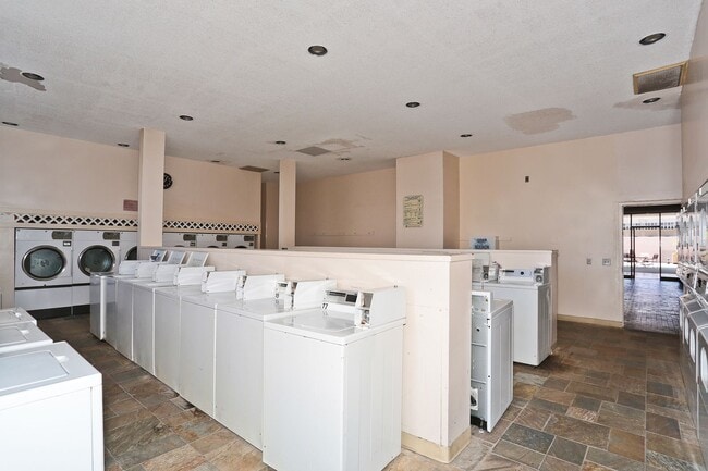 Building Photo - Royal Kuhio 1b1b1parking Fully Furnished i...