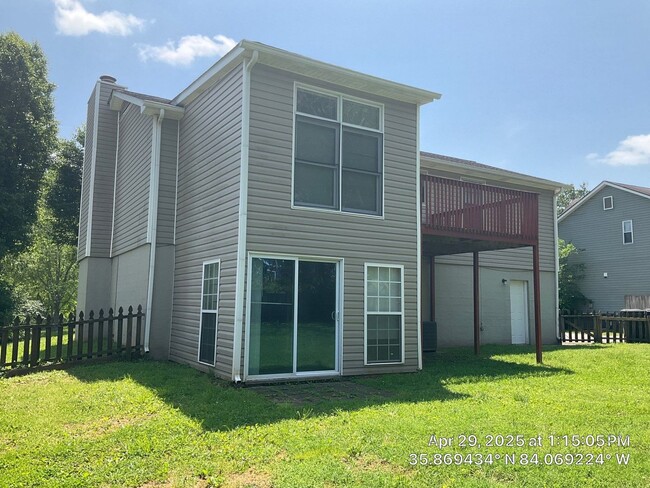 Building Photo - 3 Bedroom / 2.5 Bath House Available Now