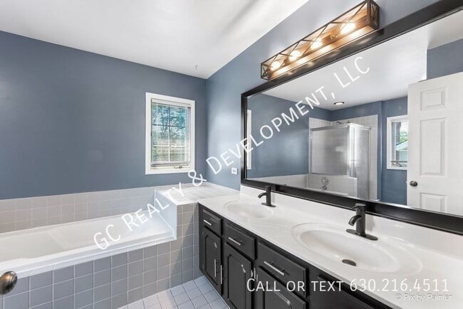 Building Photo - 590 Golfers Ln