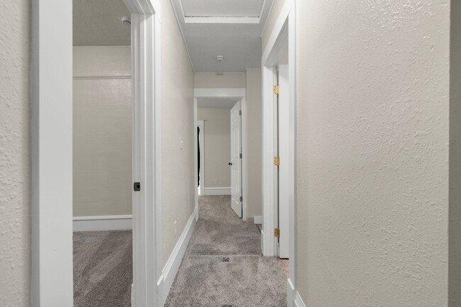 Building Photo - Beautifully Remodeled 2 Bed, 2 Bath Home i...