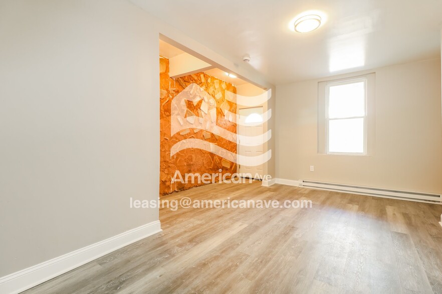 Building Photo - 552 N Wanamaker St