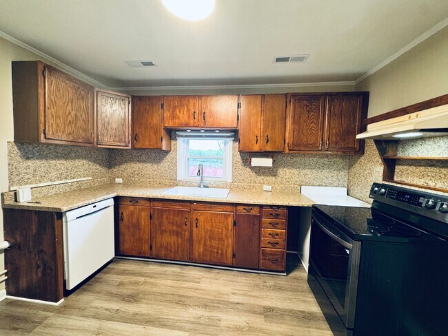 Building Photo - Adorable Home/Country setting