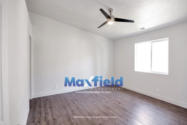 Building Photo - Upstairs Unit - St George - Near Costco and Home Depot Available Now - 3 BD 2 BA 2 GAR
