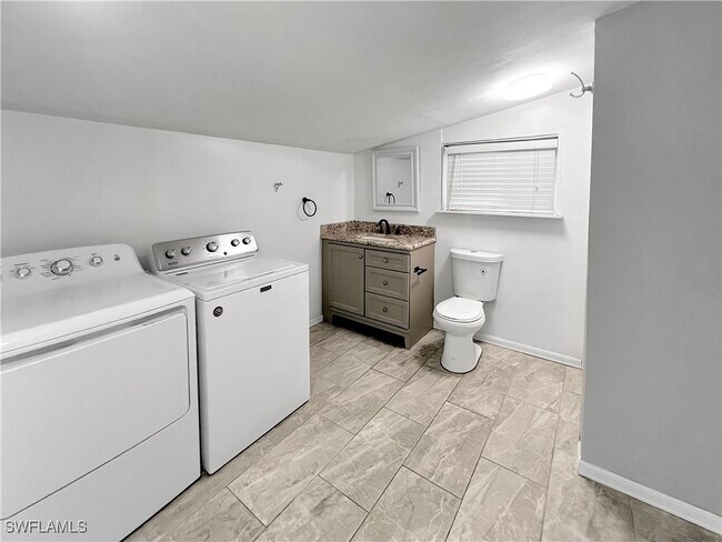 Building Photo - 2210 Parkview Dr
