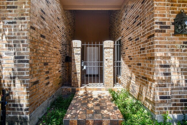 Building Photo - 9625 Bayou Brook St